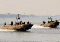টহল নৌকা বিক্রির জন্য