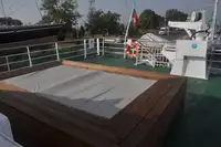 ক্রুজ জাহাজ বিক্রির জন্য