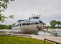 ক্রুজ জাহাজ বিক্রির জন্য