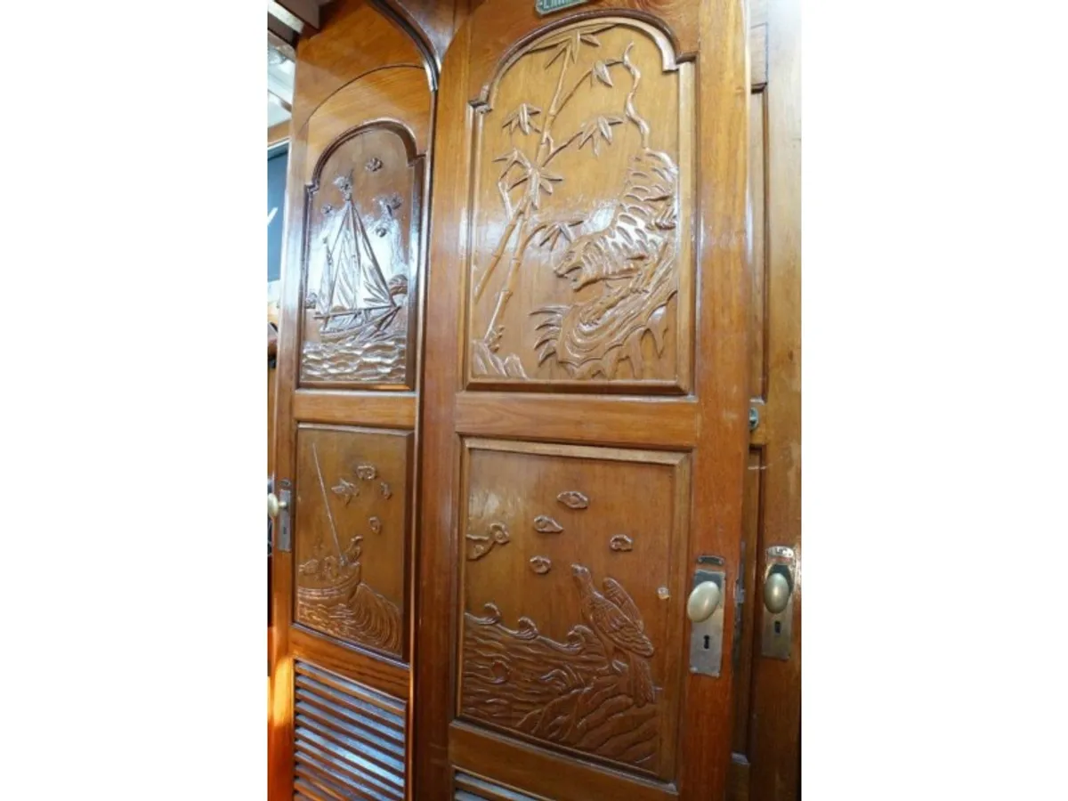 ইয়ট বিক্রির জন্য