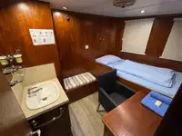 কন্টেইনার জাহাজ বিক্রির জন্য