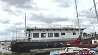 আবাসন বার্জ বিক্রির জন্য