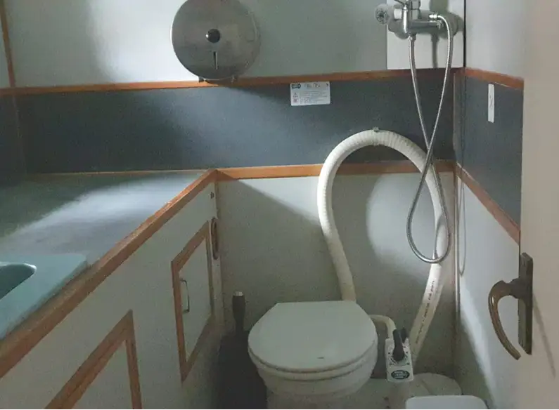 ক্রুজ জাহাজ বিক্রির জন্য