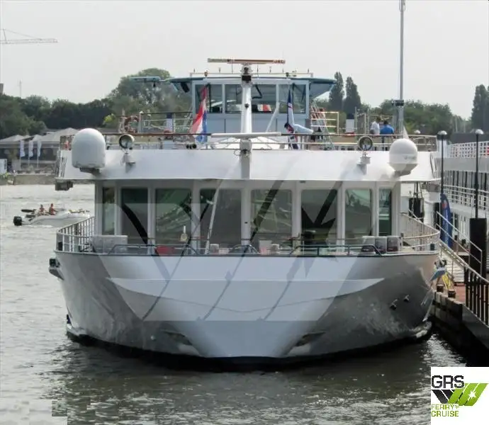 ক্রুজ জাহাজ বিক্রির জন্য