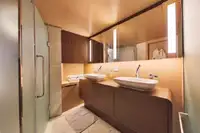 ক্রুজ জাহাজ বিক্রির জন্য