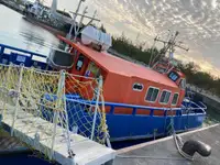 ক্রু বোট বিক্রির জন্য