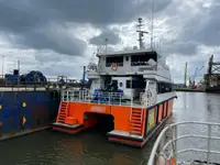 কন্টেইনার জাহাজ বিক্রির জন্য