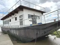 আবাসন বার্জ বিক্রির জন্য