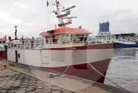 সরাসরি মাছবাহী জাহাজ বিক্রির জন্য
