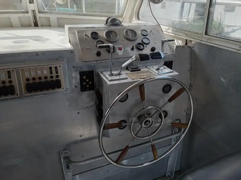 ক্রু বোট বিক্রির জন্য
