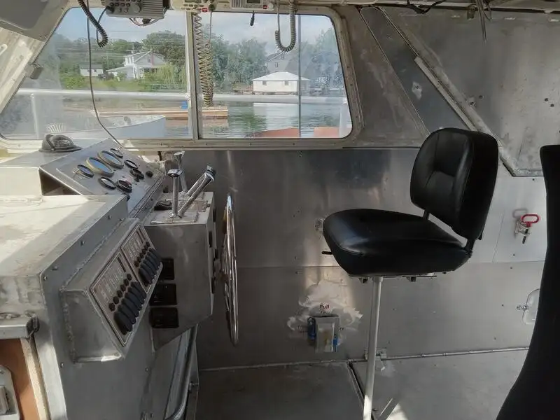 ক্রু বোট বিক্রির জন্য