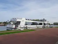 ক্রুজ জাহাজ বিক্রির জন্য