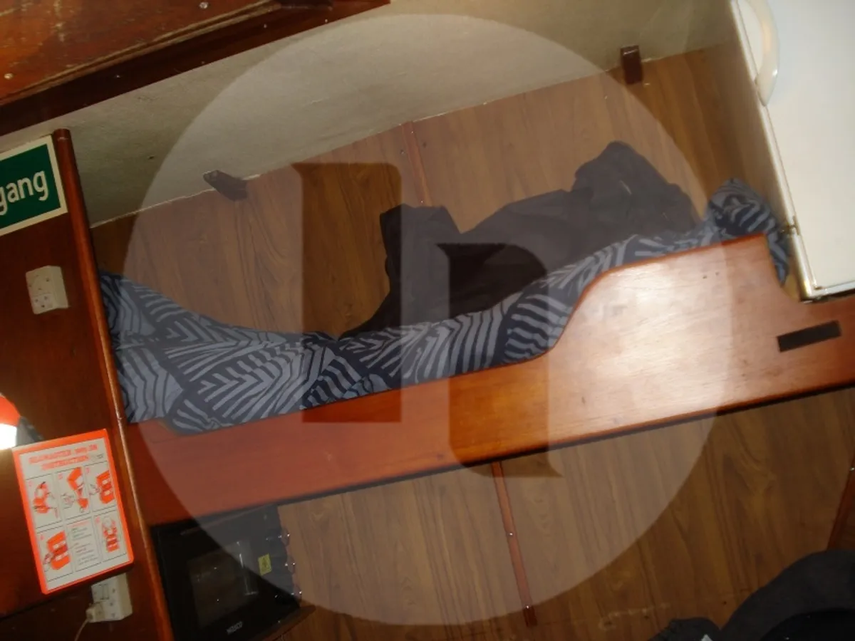 সরাসরি মাছবাহী জাহাজ বিক্রির জন্য