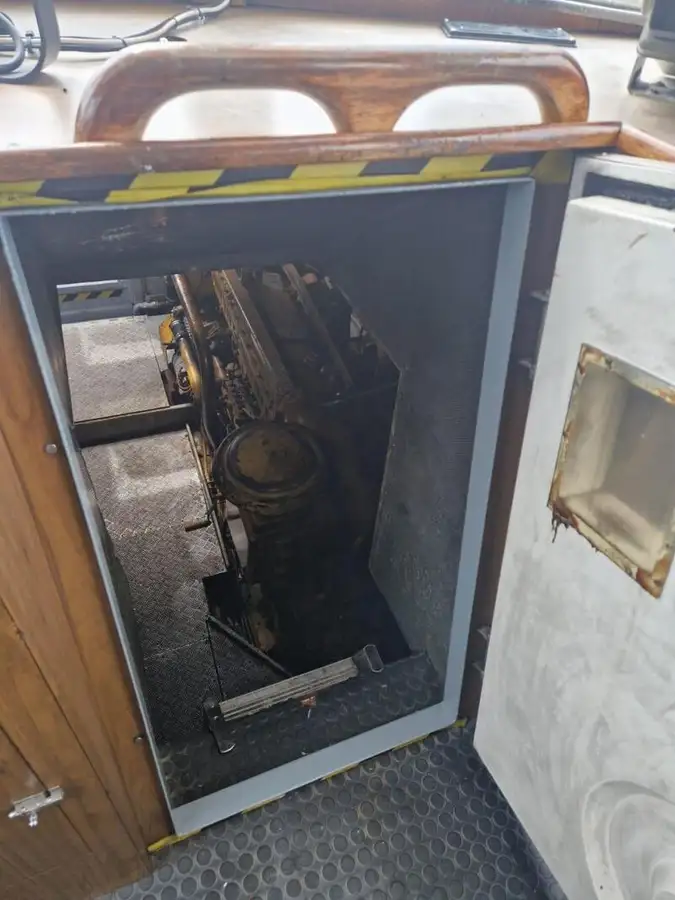 পাইলট নৌকা বিক্রির জন্য