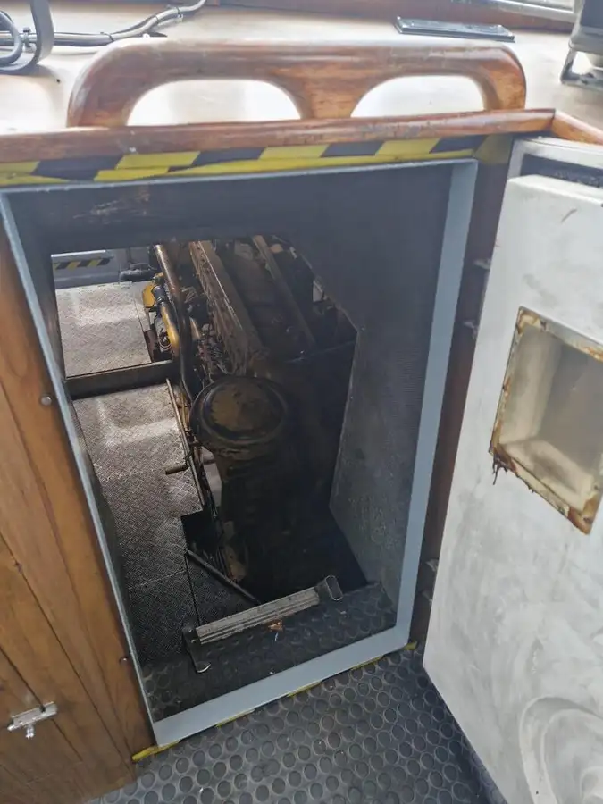 পাইলট নৌকা বিক্রির জন্য