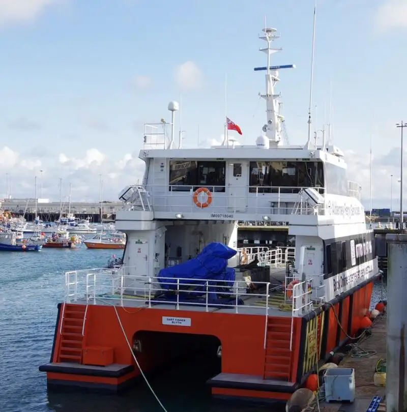 ধারক জাহাজ বিক্রির জন্য