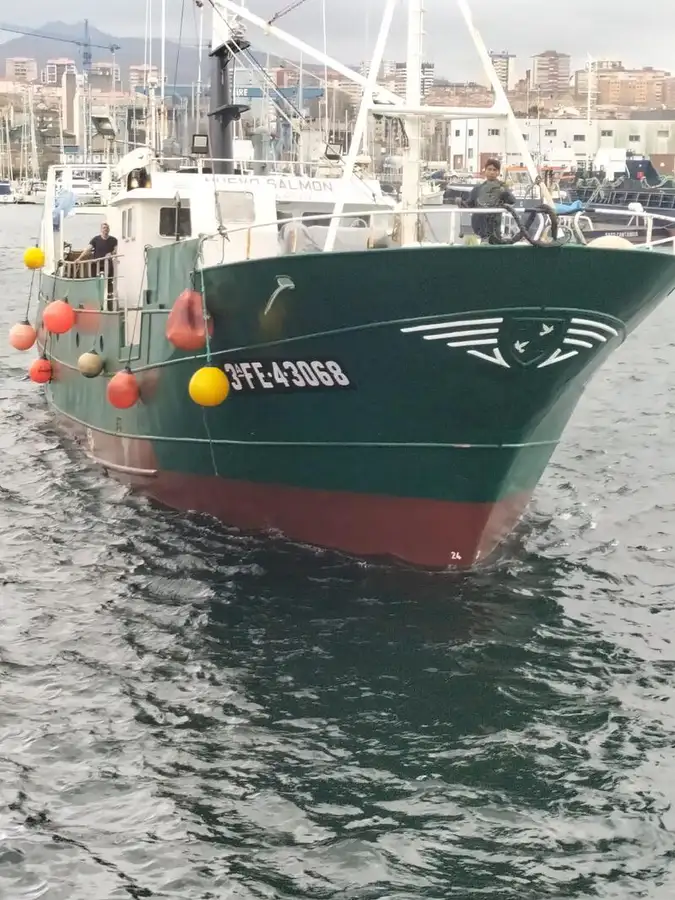 মাছ ধরার ট্রলার বিক্রির জন্য