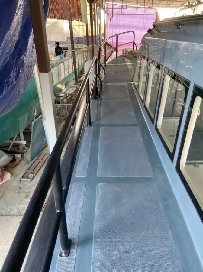 ক্রু বোট বিক্রির জন্য